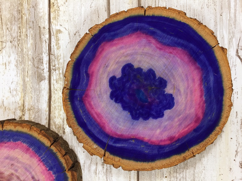 Learn how to make Ultra Violet Faux Agates on a wood slice with Tombow Dual Brush Pens, the Tombow Mister and Tombow MONO Aqua Liquid Glue