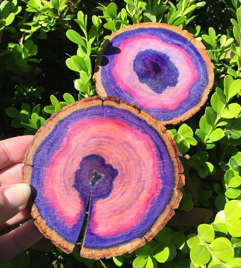 Learn how to make Ultra Violet Faux Agates on a wood slice with Tombow Dual Brush Pens, the Tombow Mister and Tombow MONO Aqua Liquid Glue