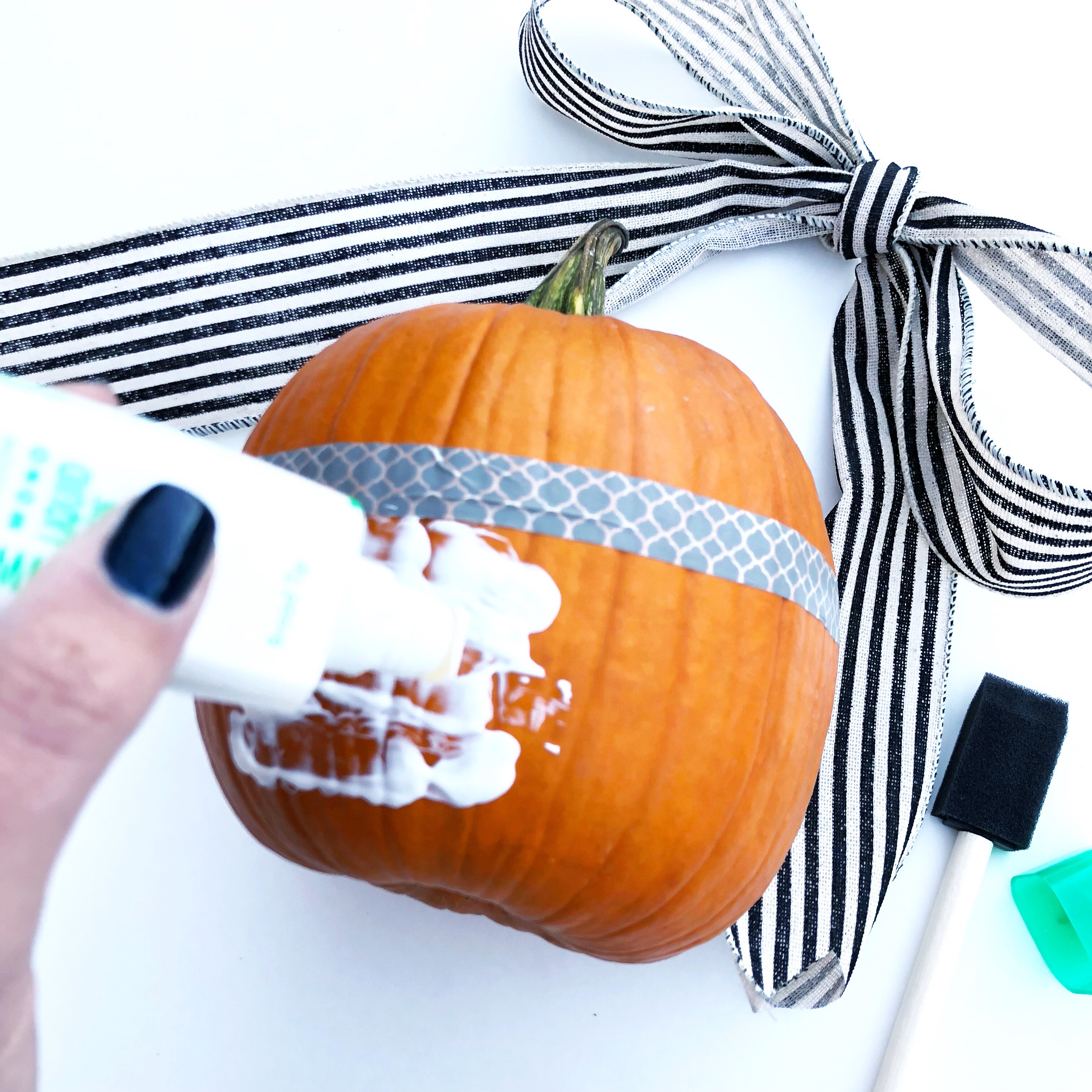 Lauren Fitzmaurice of Renmade Calligraphy shows you how to create spooky and sparkly pumpkins with Tombow USA Adhesives and lettering supplies.