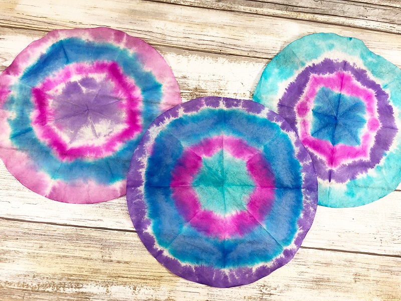 Tutorial featuring four ways to tie dye with Dual Brush Pens
