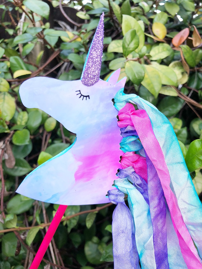 DIY Unicorn Wand! Cute and easy kids craft idea! #diy #kidscraft #unicorndiy #unicorn #unicorntheme #unicorncraft