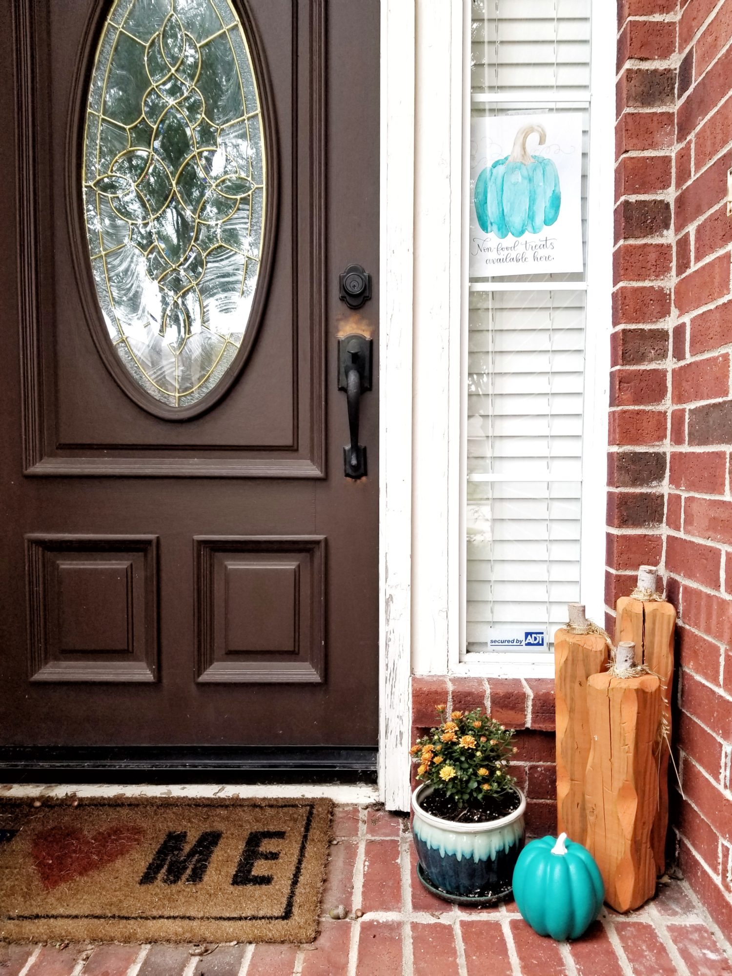 Create a Teal Pumpkin sign using @tombowusa Dual Brush Pens, and let trick-or-treaters know you have non-food treats available! By @graceannestudio.