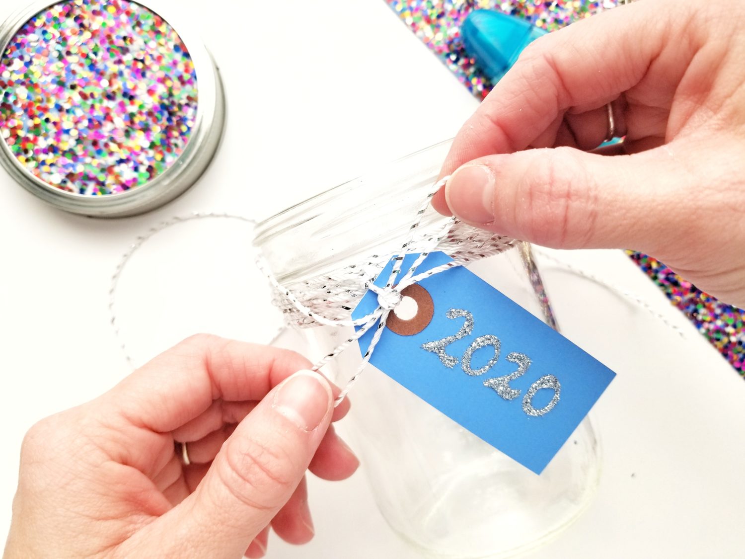 Create a gratitude jar with @graceannestudio, and ring in 2020 with a fresh perspective! @tombowusa