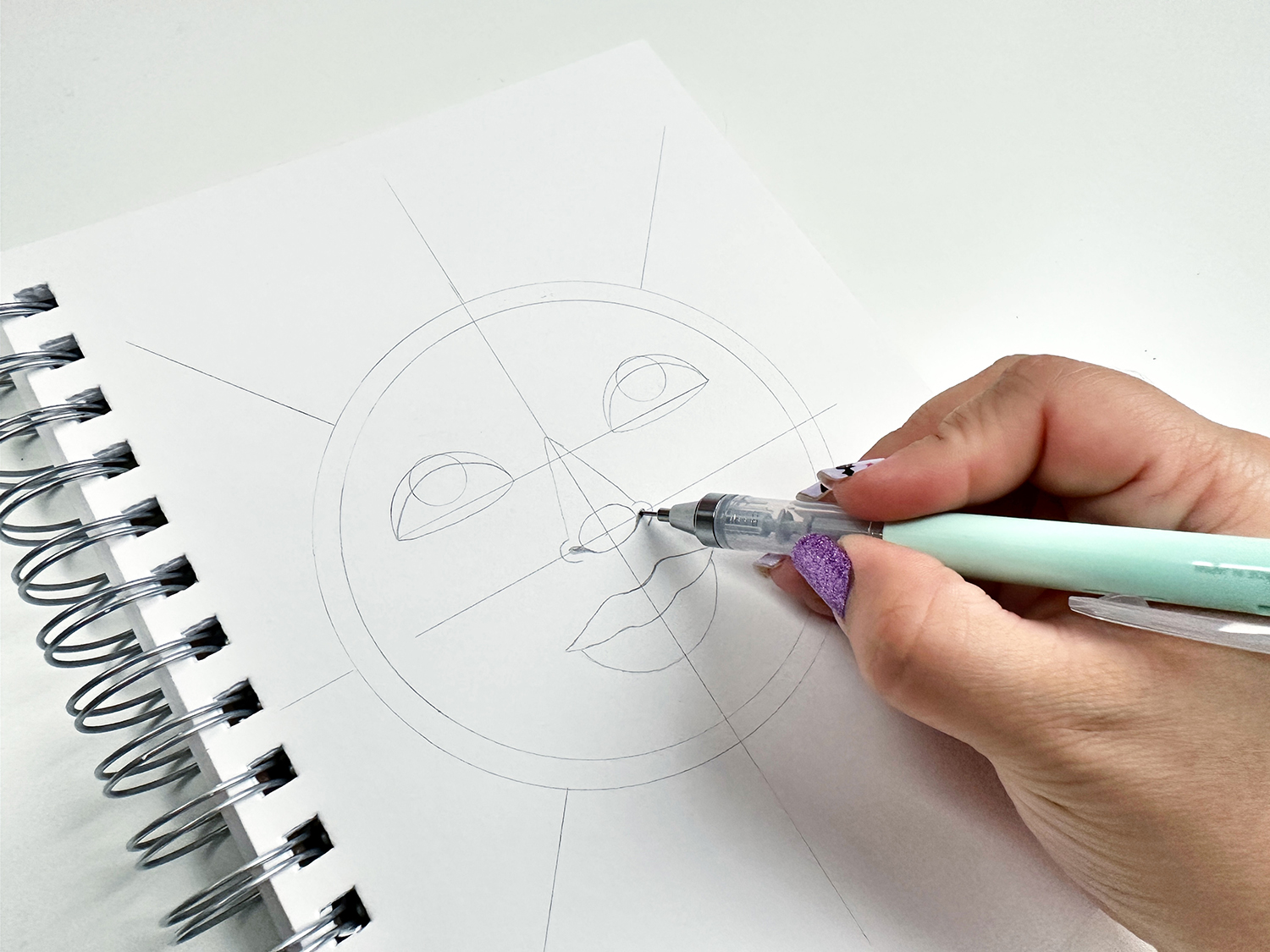Use um lápis como o lápis mecânico Tombow MONO Graph para desenhar sua imagem.  Às vezes uso estênceis para criar círculos perfeitos e uma régua para acertar as proporções.  #tombow #tarô