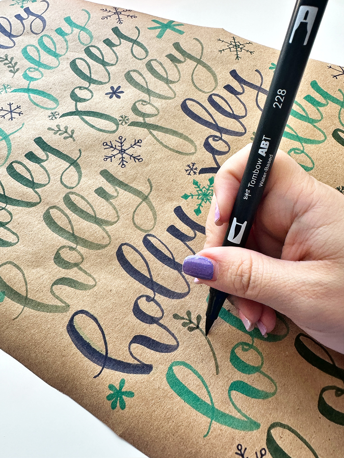 Make doodle dabs by placing the tip of the brush pen in a 45 degree angle and pressing down. You can use doodle dabs to create leaves and flowers. #tombow #giftwrapping