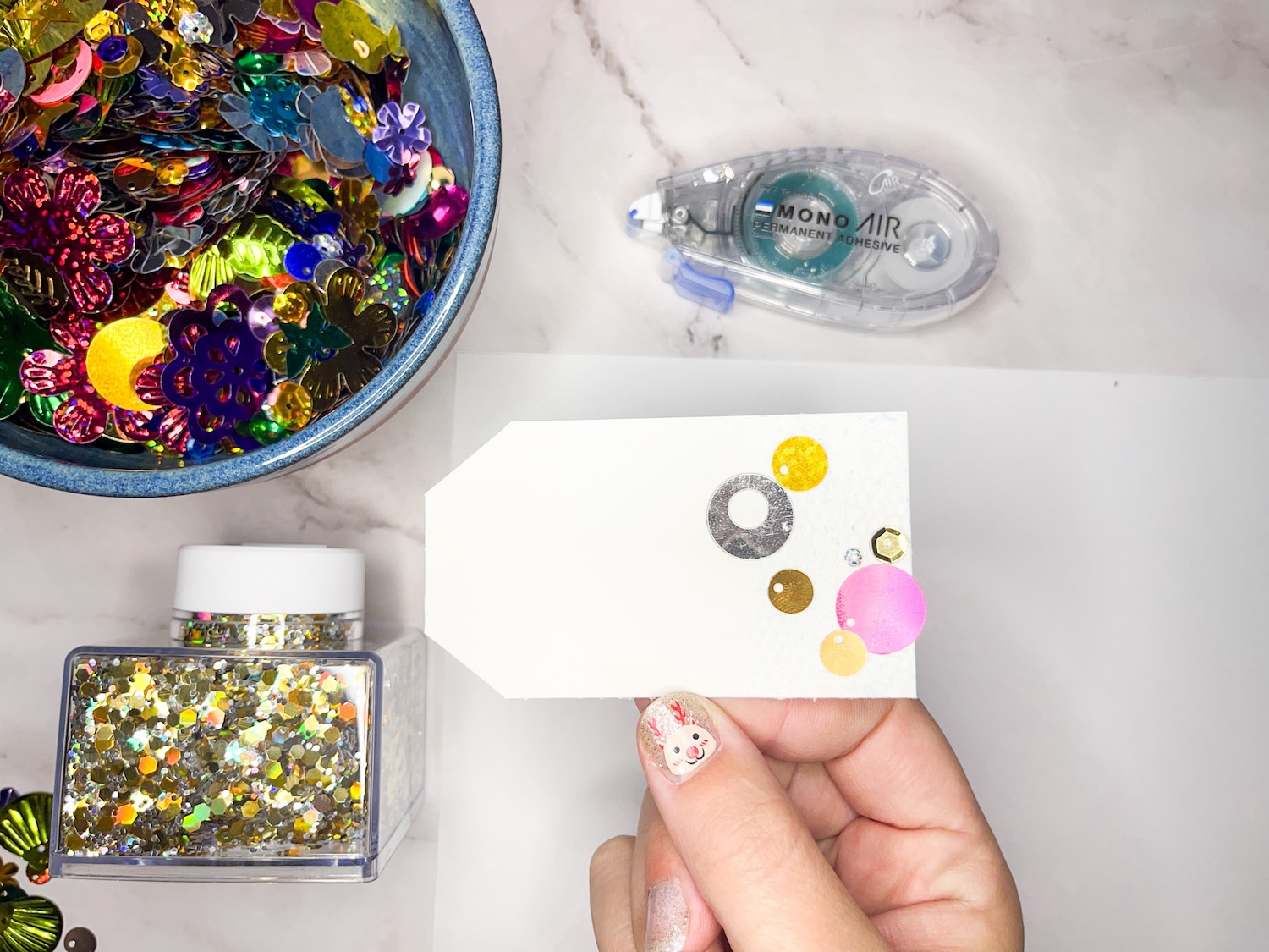 Learn how to make your own DIY Glitter Gift Tags following this tutorial by @studiokatie on the @tombowusa blog!