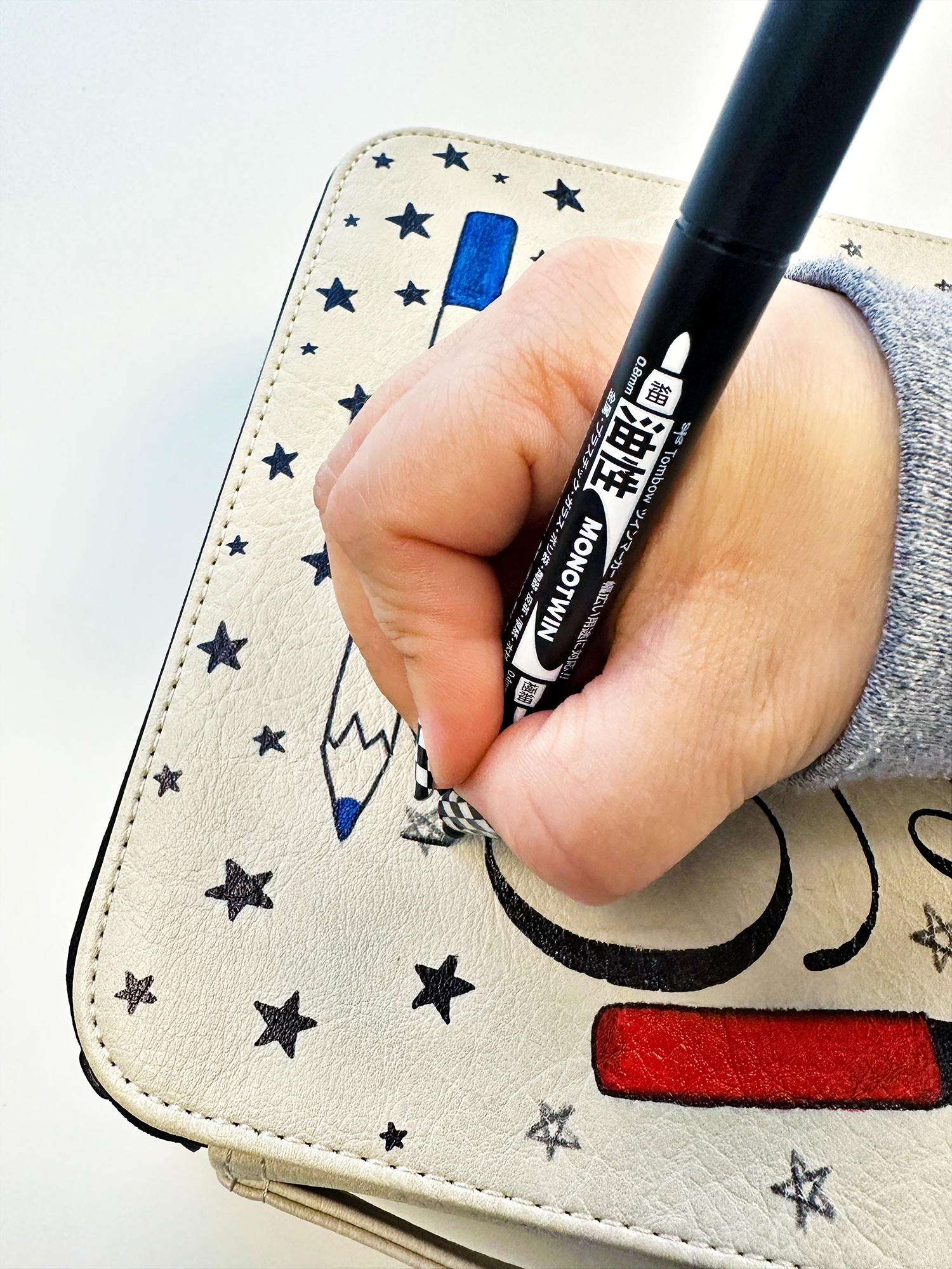 Use the fine tip of the Tombow MONO Twin Permanent Marker for small details and doodles. #tombow #planner