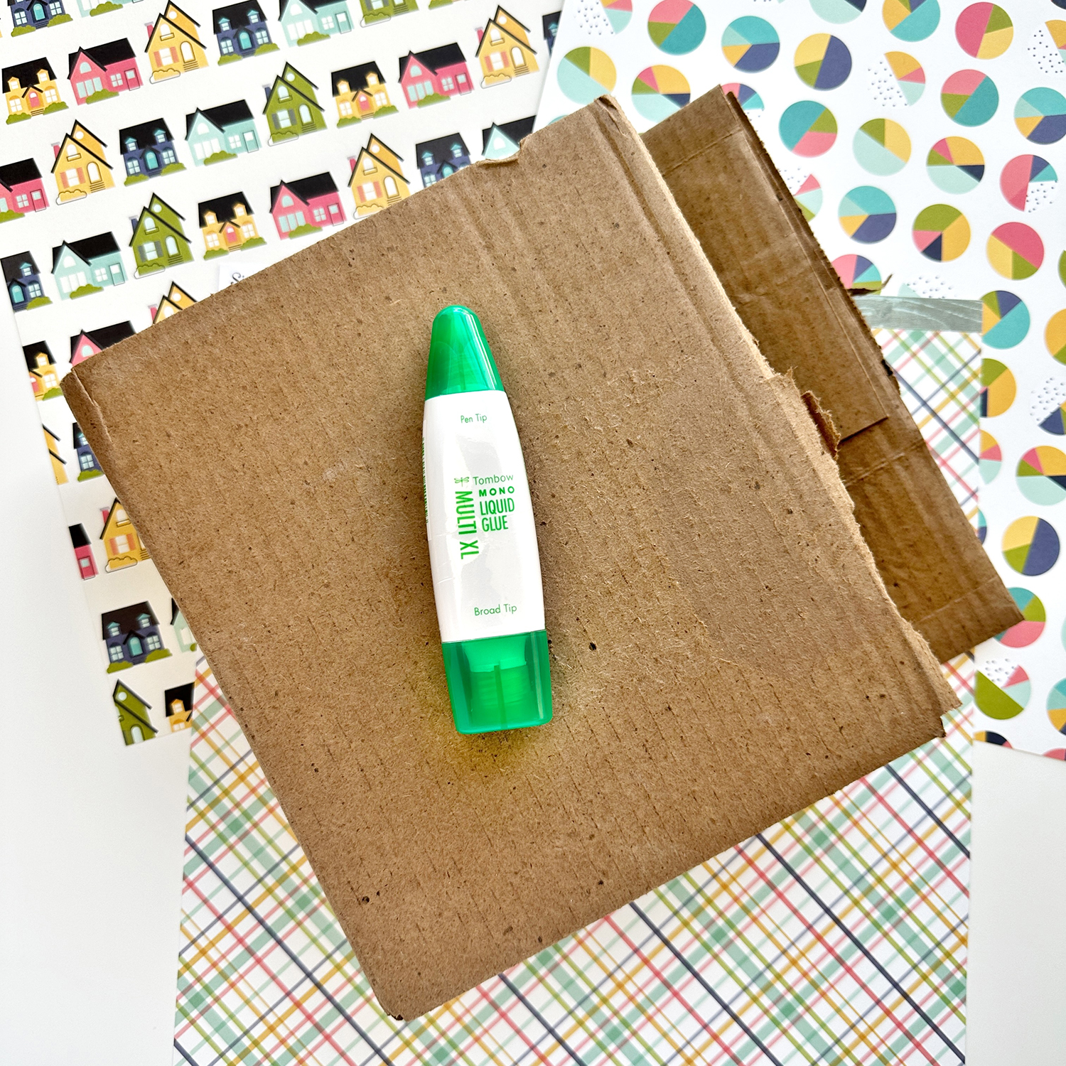 When this box arrived, the shape inspired me to create a book decoration. The first step is to cut the excess of the box and clean up the edges.  #tombow #recycled