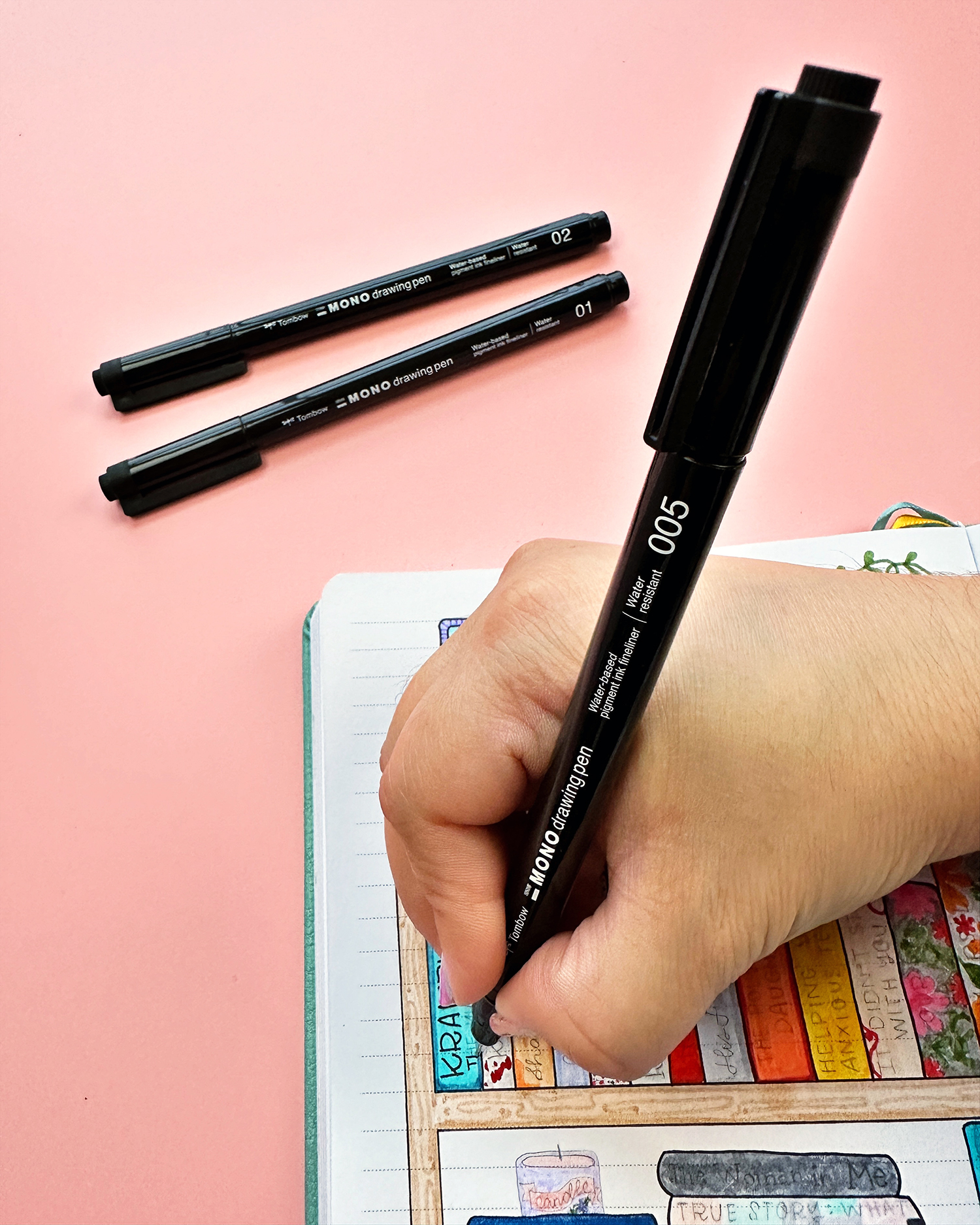 To outline everything on the bookshelf, use the Tombow MONO Drawing Pens. The 005 is perfect for writing the book titles! #tombow #readingjournal
