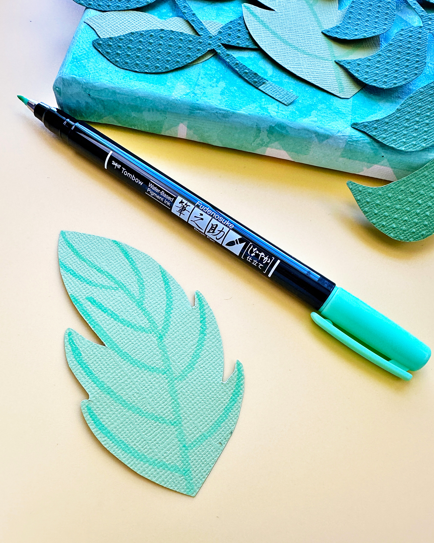 You can add details to the leaves. To draw the lines I used the Tombow Fudenosuke Brush Pen in Light Green.  #tombow