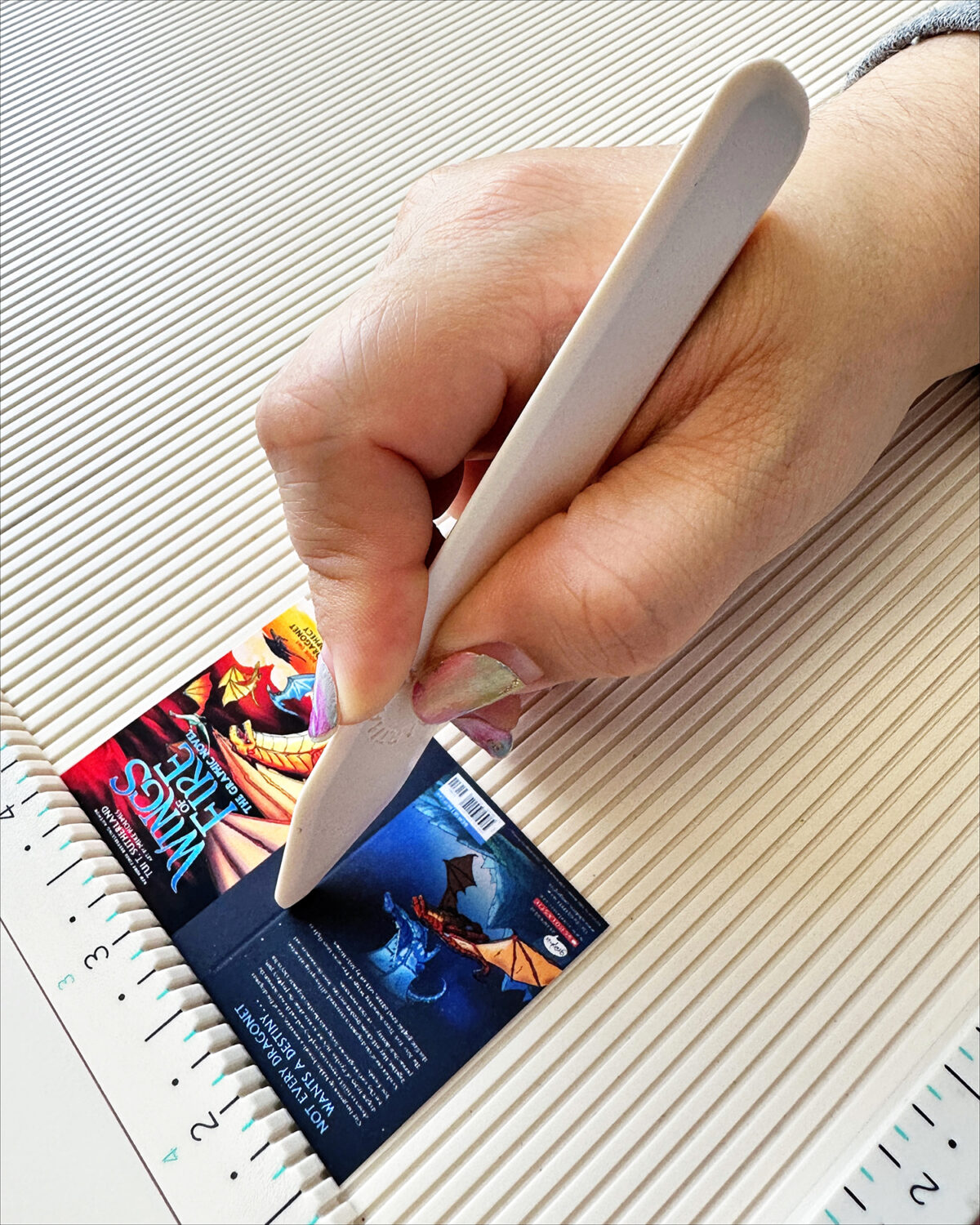 Create two creases to create a spine on this mini book. #tombow #reading