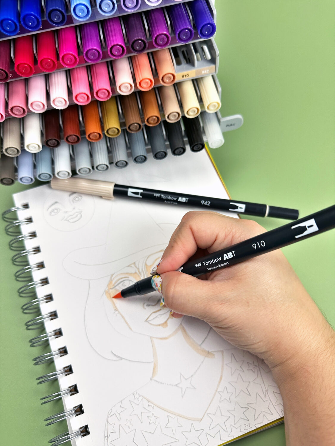 The Tombow Marker Desktop Organizer makes finding the perfect color really easy! #tombow #art