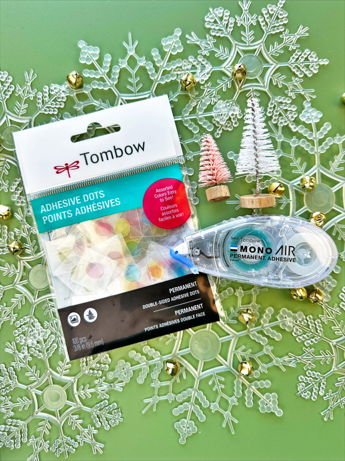 Make these easy and inexpensive Christmas ornaments using the Tombow MONO Air Adhesive and the Tombow Adhesive Dots! #christmasornaments #tombow