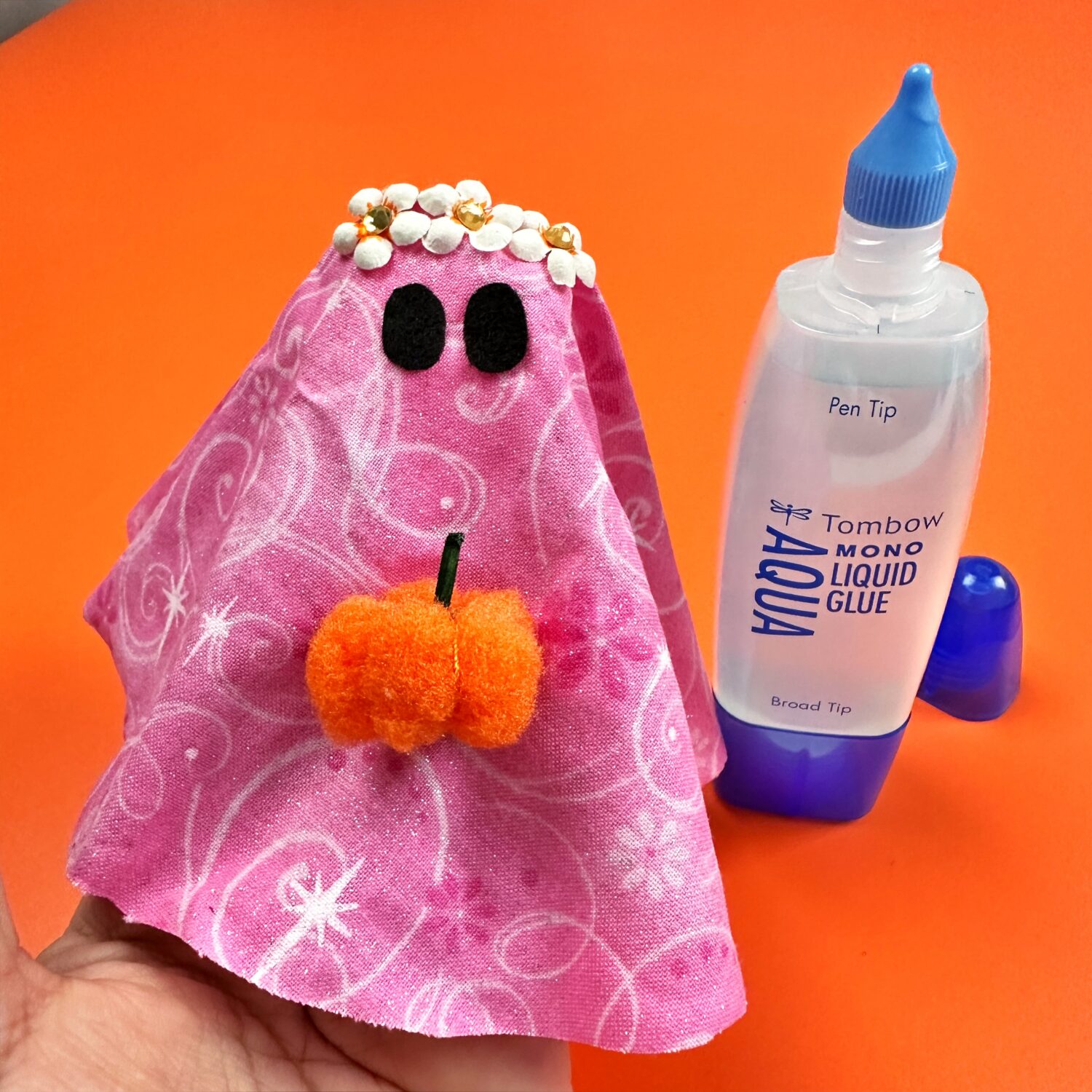 Make a hippie ghost using the Tombow MONO Aqua Liquid Glue and fabric! Use a pompom to add a tiny pumpkin. #tombow #halloweendiy