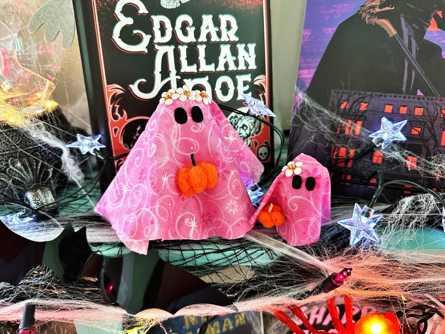 Make a hippie ghost using the Tombow MONO Aqua Liquid Glue and fabric! #tombow #halloweendiy