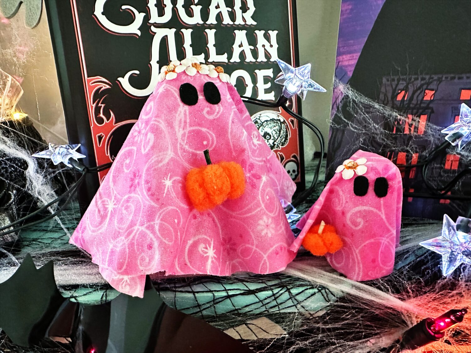 Make a hippie ghost using the Tombow MONO Aqua Liquid Glue and fabric! #tombow #halloweendiy