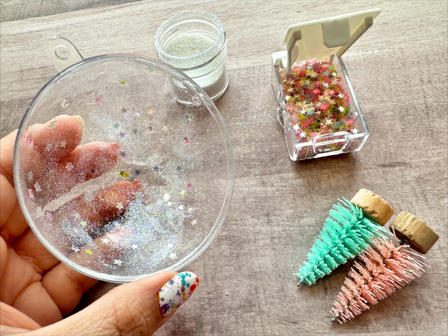 Use the Tombow MONO Aqua Liquid Glue to create an easy and sparkly diy ornament! #tombow #diyornaments