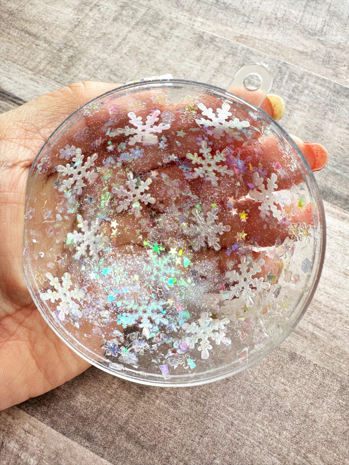 The Tombow MONO Aqua Liquid Glue is the go to adhesive for glitter! #tombow #diyholidays