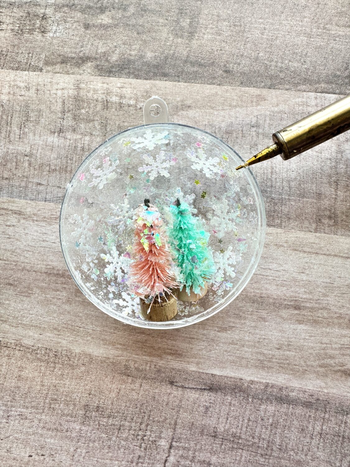 Use the Tombow MONO Aqua Liquid Glue to create an easy and sparkly diy ornament! #tombow #diyornaments