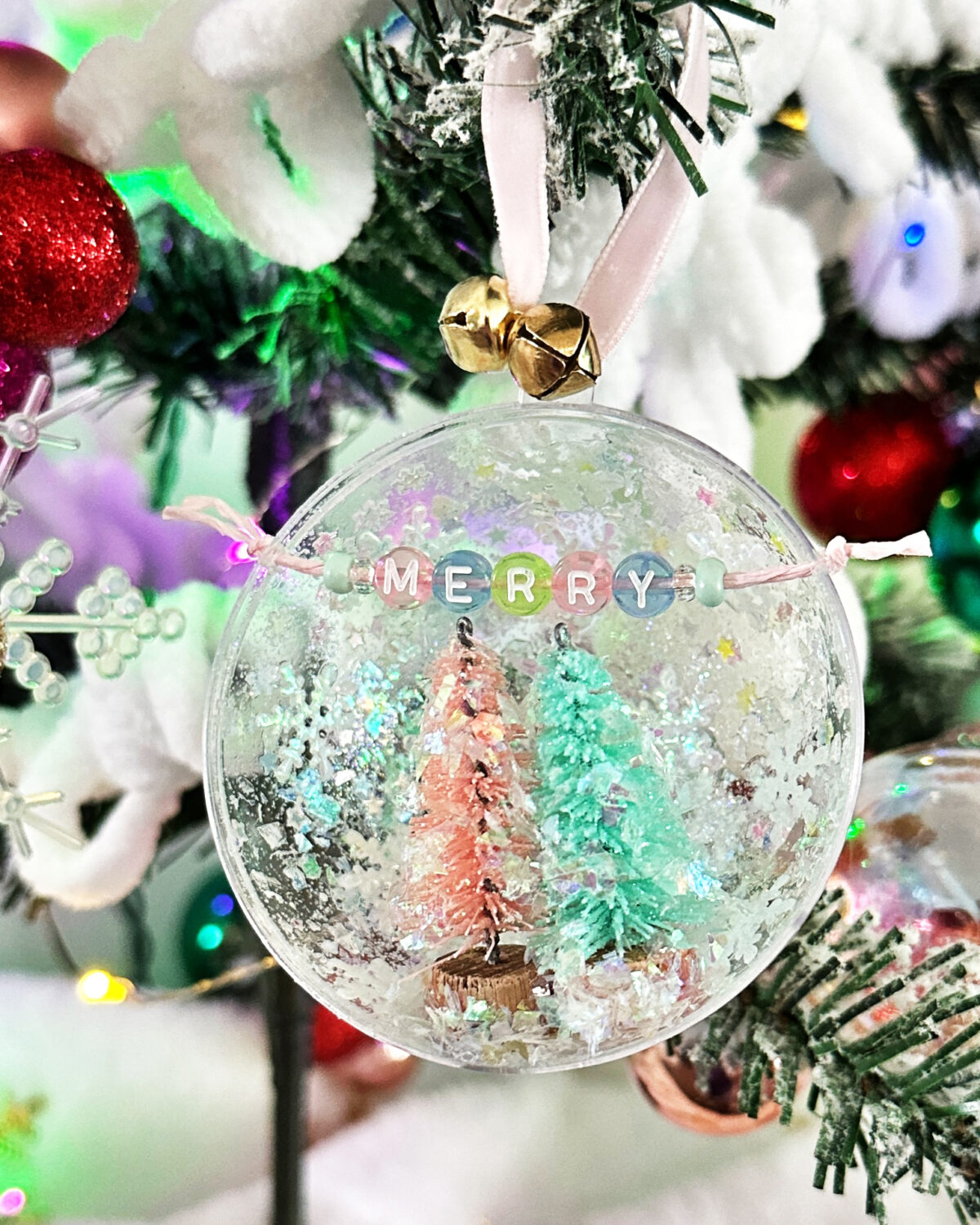 Use the Tombow MONO Aqua Liquid Glue to create an easy diy ornament! #tombow #diyornaments