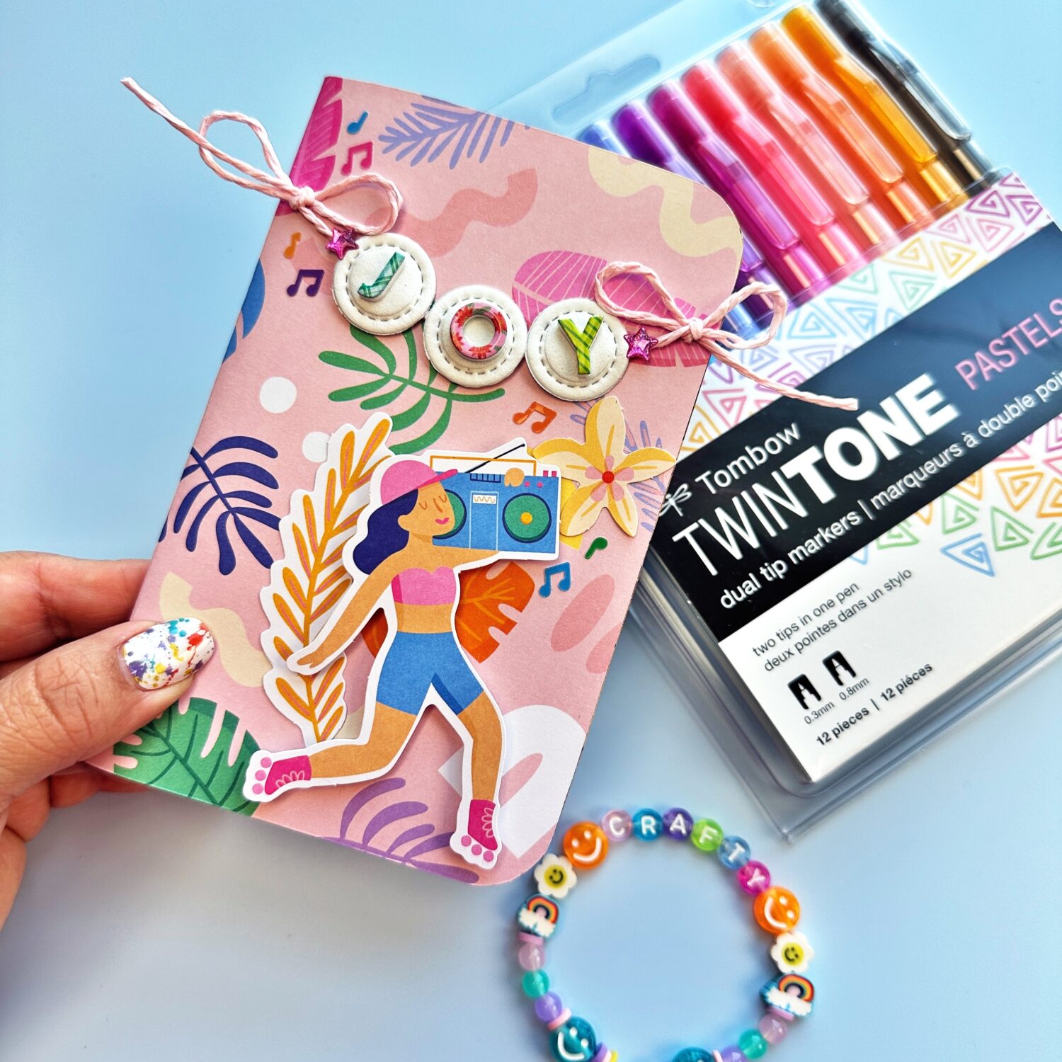 Use the friendship bracelet trend as inspiration to decorate your notebooks! #tombowusa #frienshipbracelet