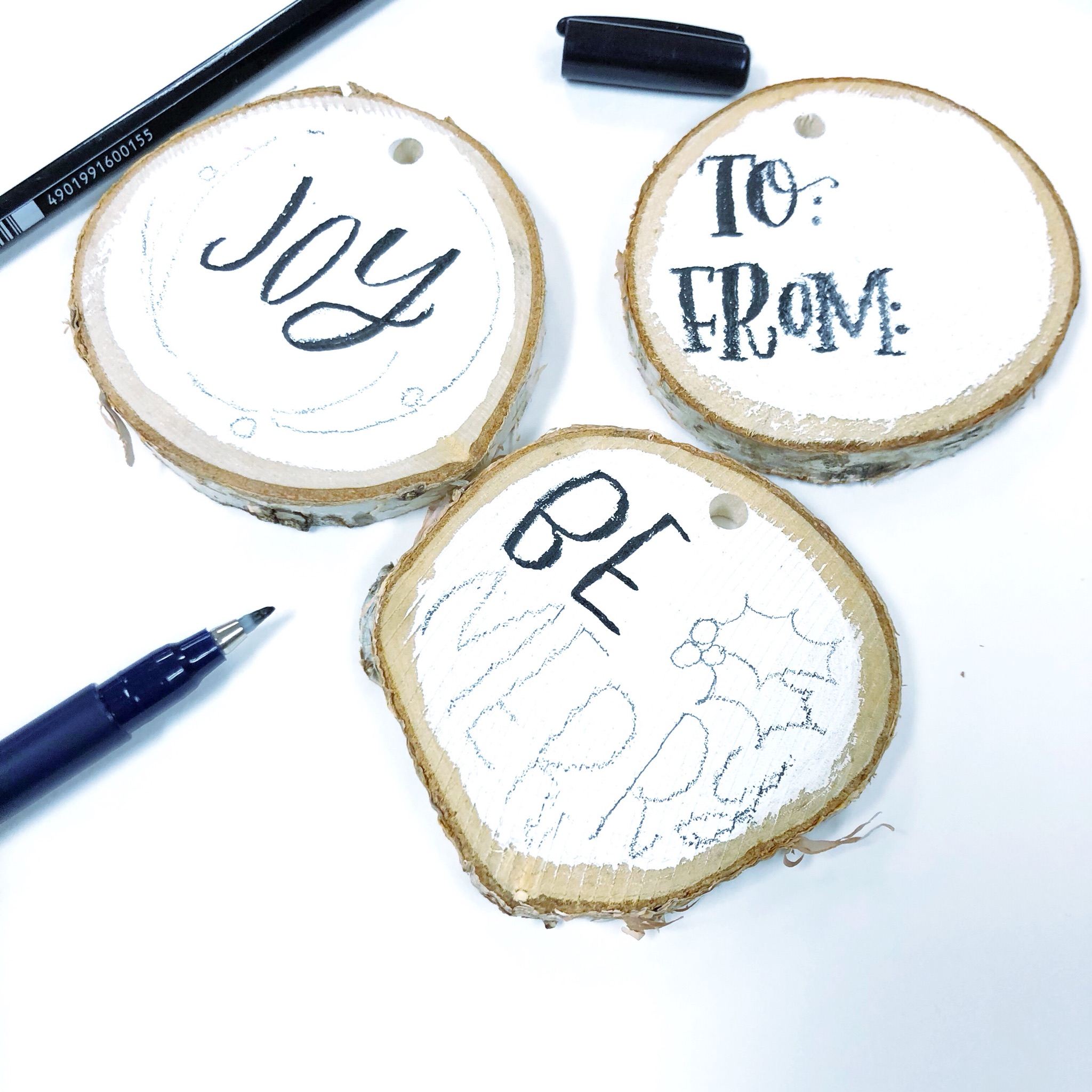 Lauren Fitzmaurice of Renmade Calligraphy shows you step by step how to create your own handlettered wood slice tags and ornaments using a few of her favorite Tombow USA supplies.