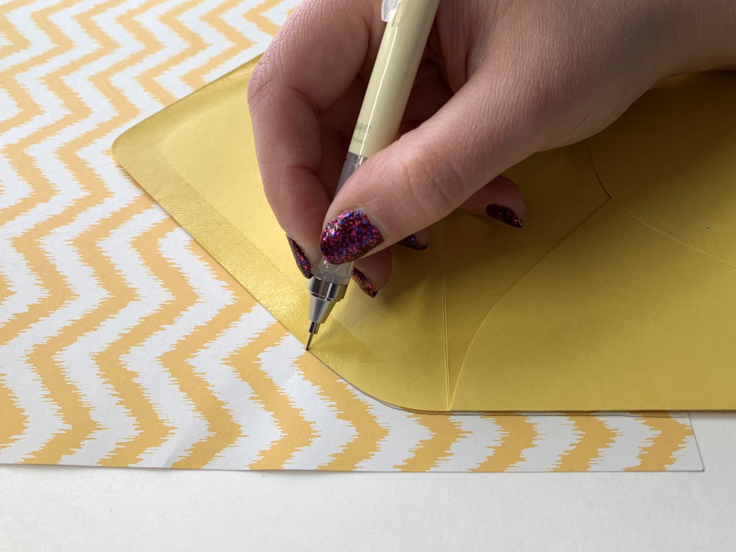 Use @tombowusa products to make your own envelope liner. Tutorial by @lepereletters. #envelopeliner #happymail