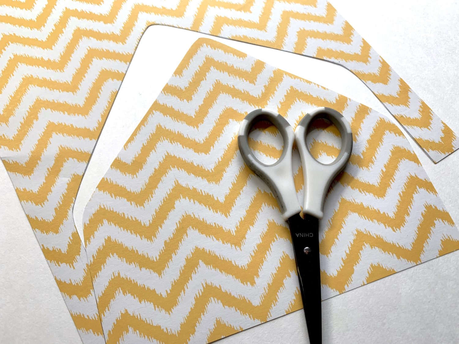 Use @tombowusa products to make your own envelope liner. Tutorial by @lepereletters. #envelopeliner #happymail