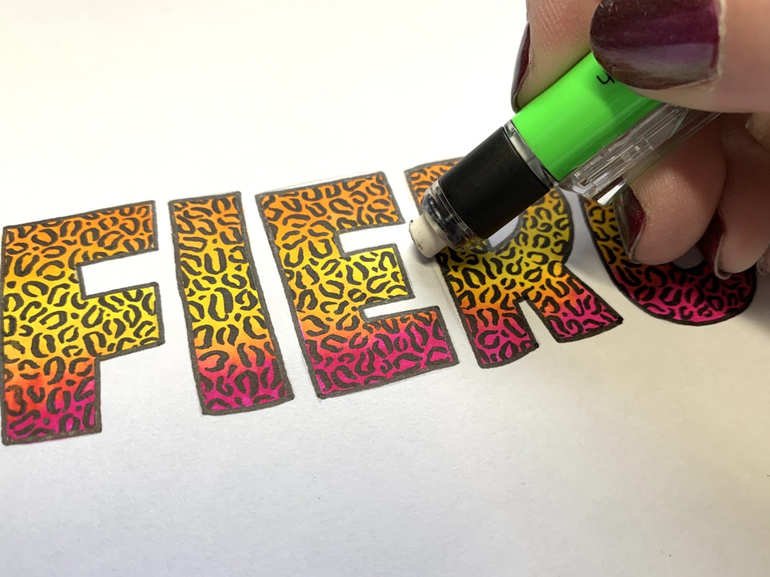 Learn how to use @TombowUSA Dual Brush Pens to make blended animal print hand lettering. Tutorial by @LePereLetters. #tombow #animalprint #handlettering