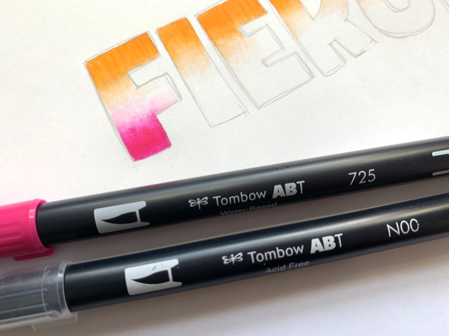Learn how to use @TombowUSA Dual Brush Pens to make blended hand lettering. Tutorial by @LePereLetters. #tombow #handlettering 