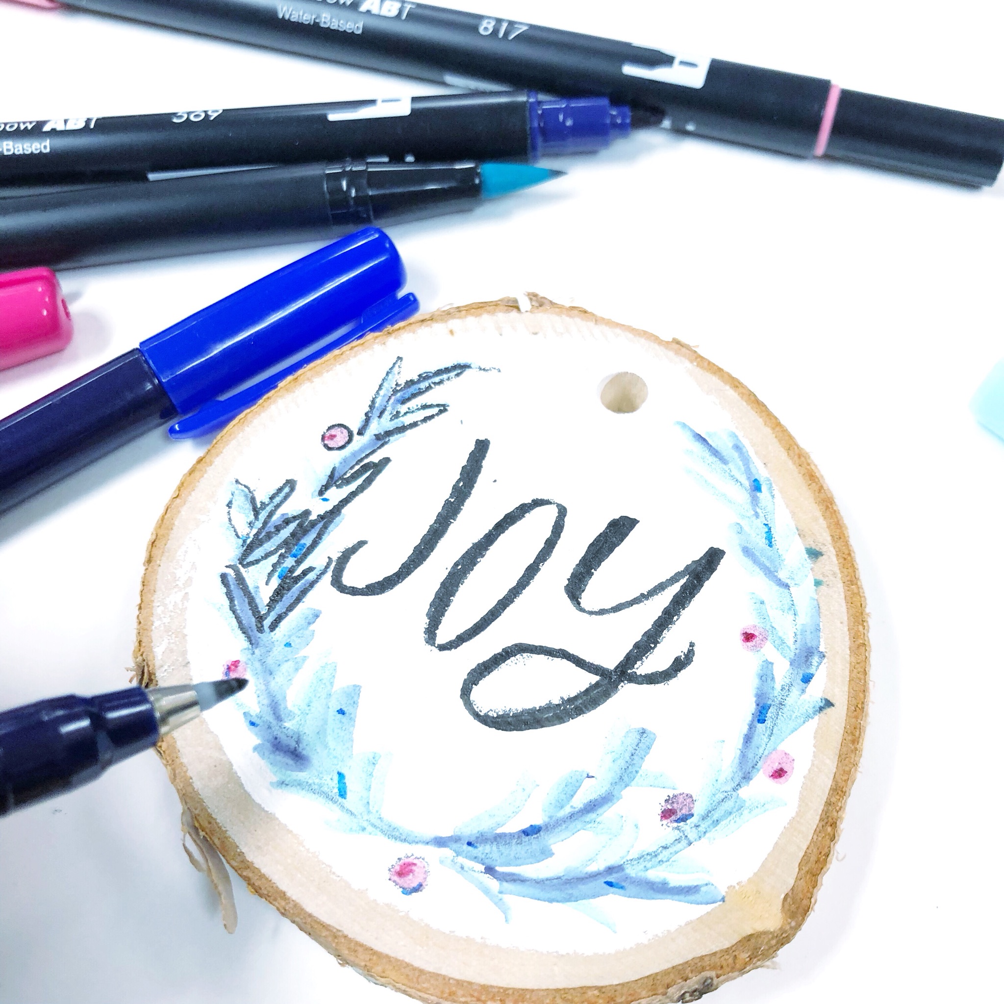 Lauren Fitzmaurice of Renmade Calligraphy shows you step by step how to create your own handlettered wood slice tags and ornaments using a few of her favorite Tombow USA supplies.