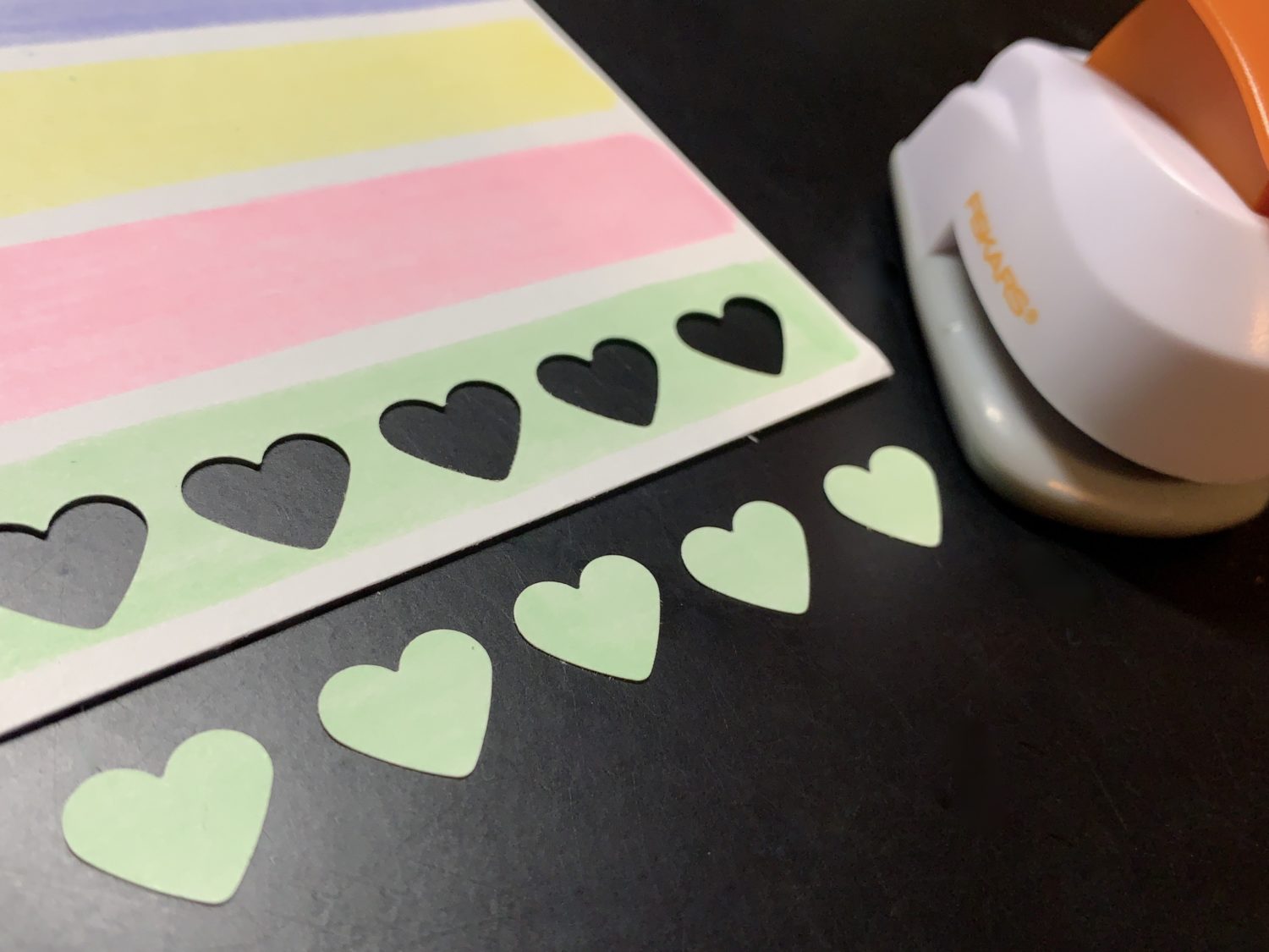 Make this candy heart card using @TombowUSA ABT PRO Alcohol Markers in this tutorial by @LePereLetters. #valentinesdaycraft #galentinesideas #candyhearts