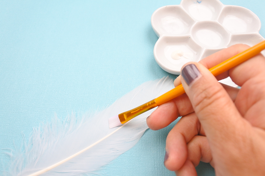 Create this DIY Glitter Feather Wall Art by @thediyday for @tombowusa