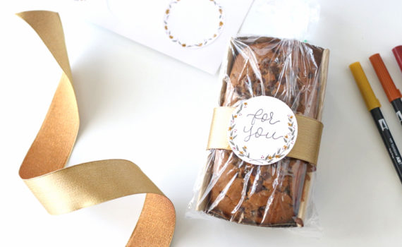 Add a hand lettered and doodled fall gift tag to a yummy treat to gift to your friends and neighbors.