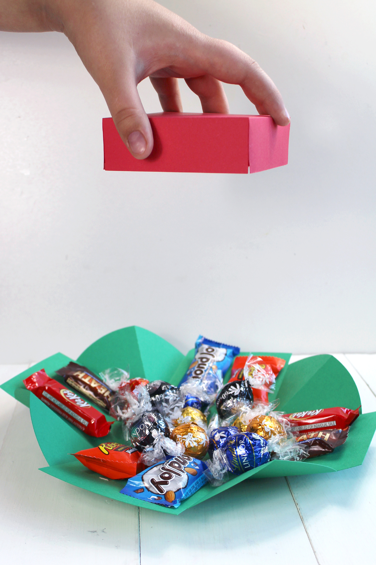 Elmer's Holiday #GlueNGlitter  Wax Paper Bow Tutorial & Giveaway