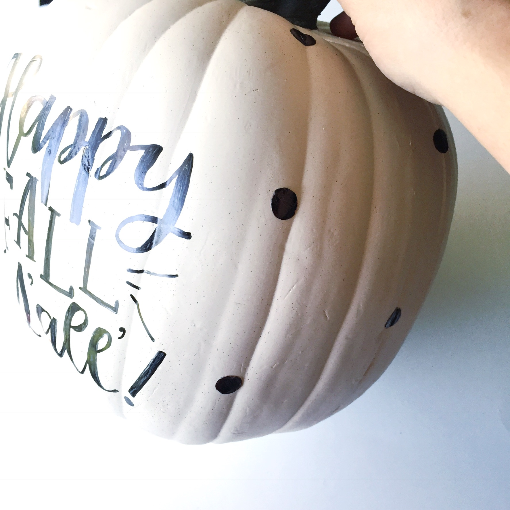 Lauren Fitzmaurice of Renmade Calligraphy shows you how to create a handlettered pumpkin that is covered in foil polkadots and burlap bow in this quick and easy 5 step tutorial using Tombow USA supplies. For more tips and tricks with letterIng and crafting goodness at renmadecalligraphy.com.