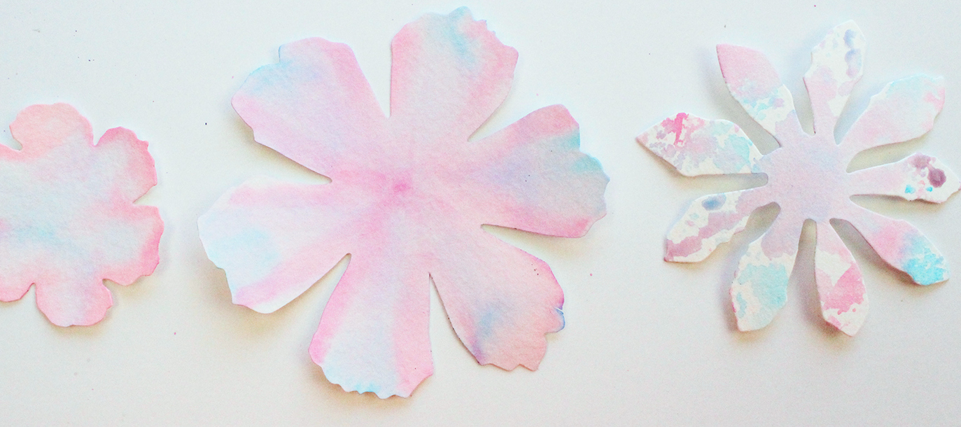 Learn 3 ways to color flowers using the Tombow Dual Brush Pens! #tombow #spring #flowers