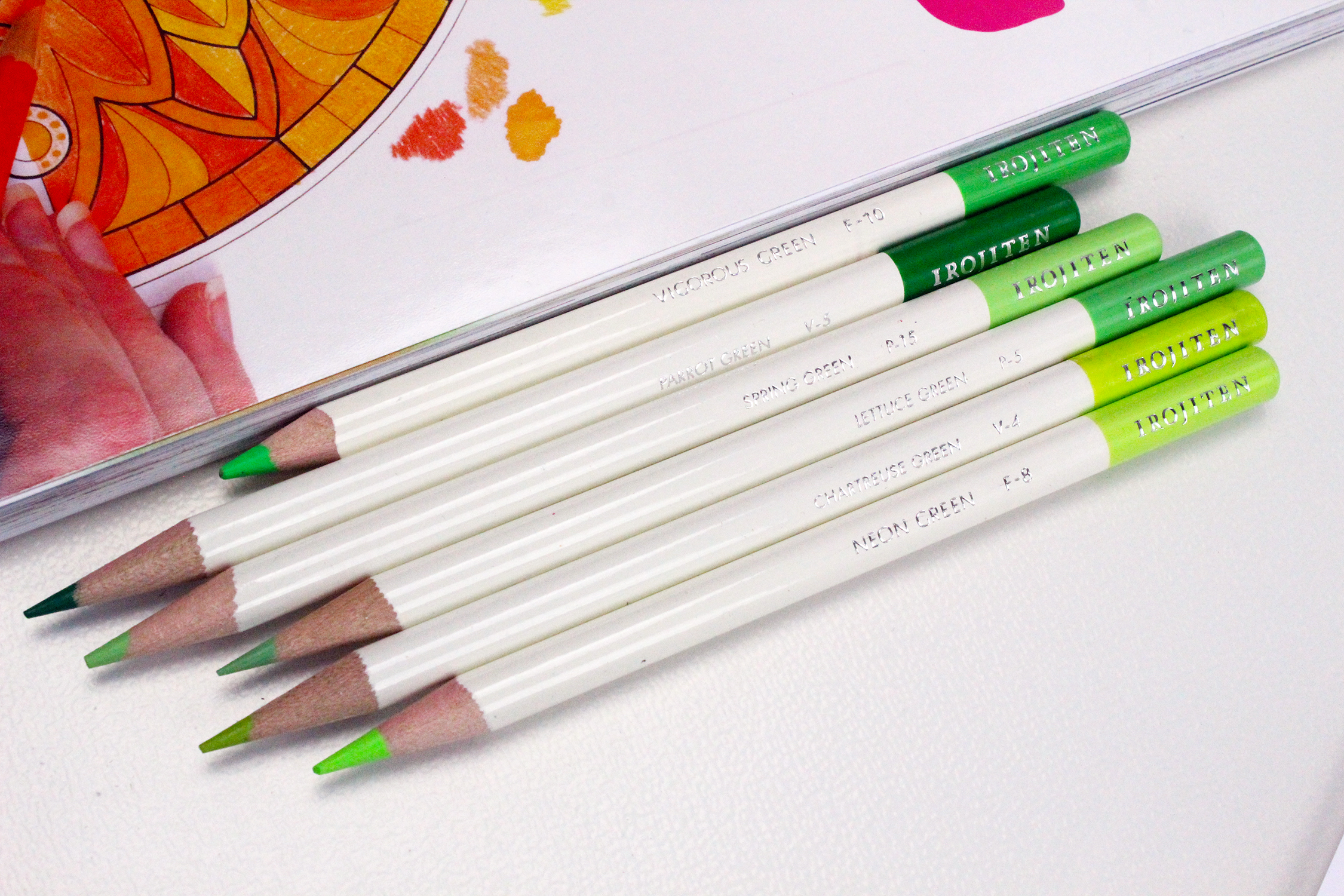Learn 5 Color Combinations for Colored Pencils from @jenniegarcian at the #tombowusa blog #coloring #tombow 