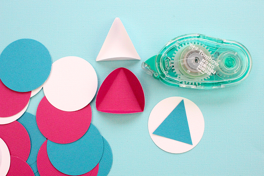 Make these easy DIY ceiling party decorations! They also work perfect for photo booth backdrops! #tombow #diypartydecor 