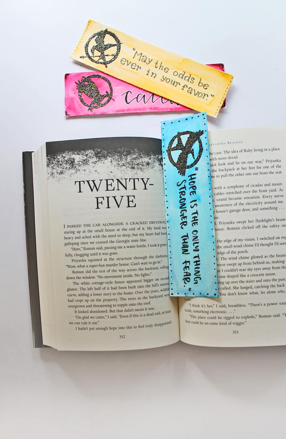 Learn how to make The Hunger Games Heat Embossed Bookmarks using this tutorial by @studiokatie for @TombowUSA