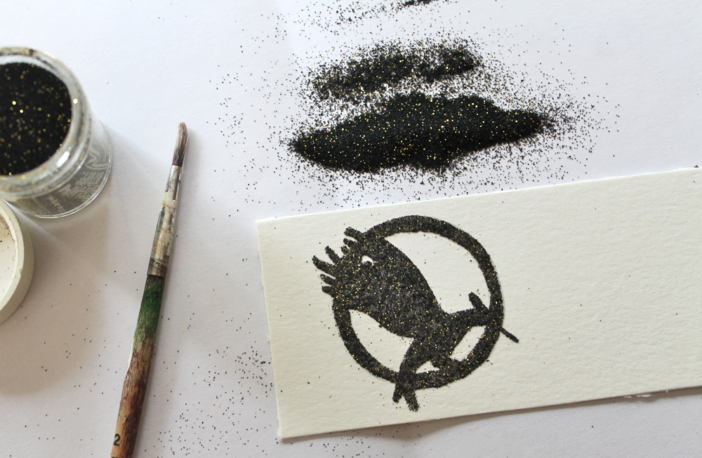 Learn how to make The Hunger Games Heat Embossed Bookmarks using this tutorial by @studiokatie for @TombowUSA