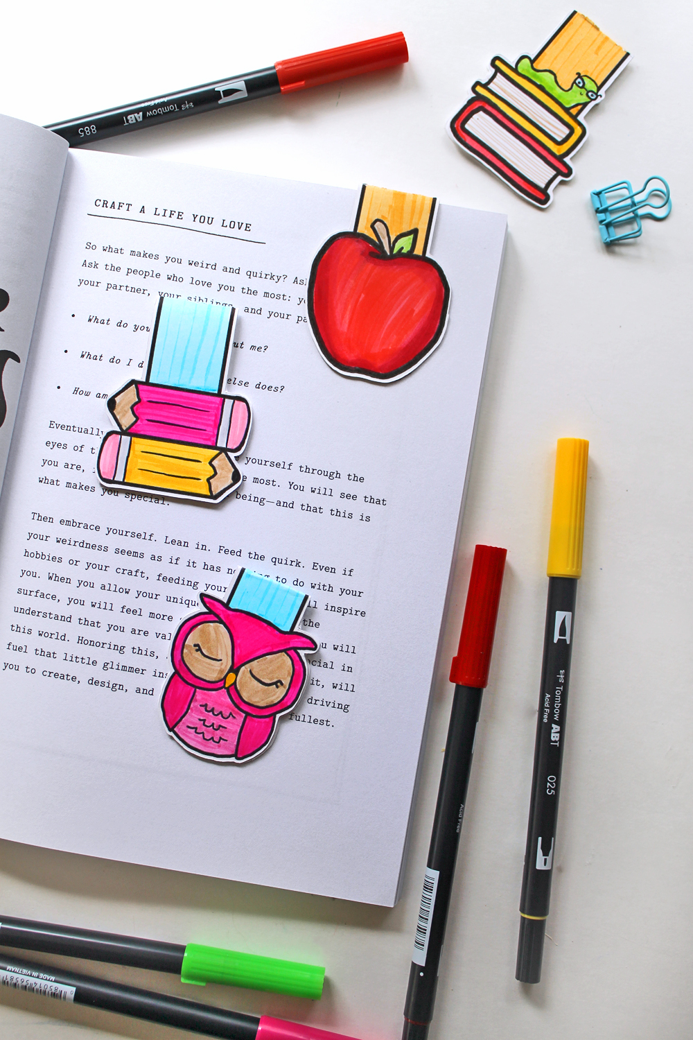 Make these easy Magnetic Bookmarks with this free printable by @punkprojects and @tombowusa! A perfect gift for teachers!