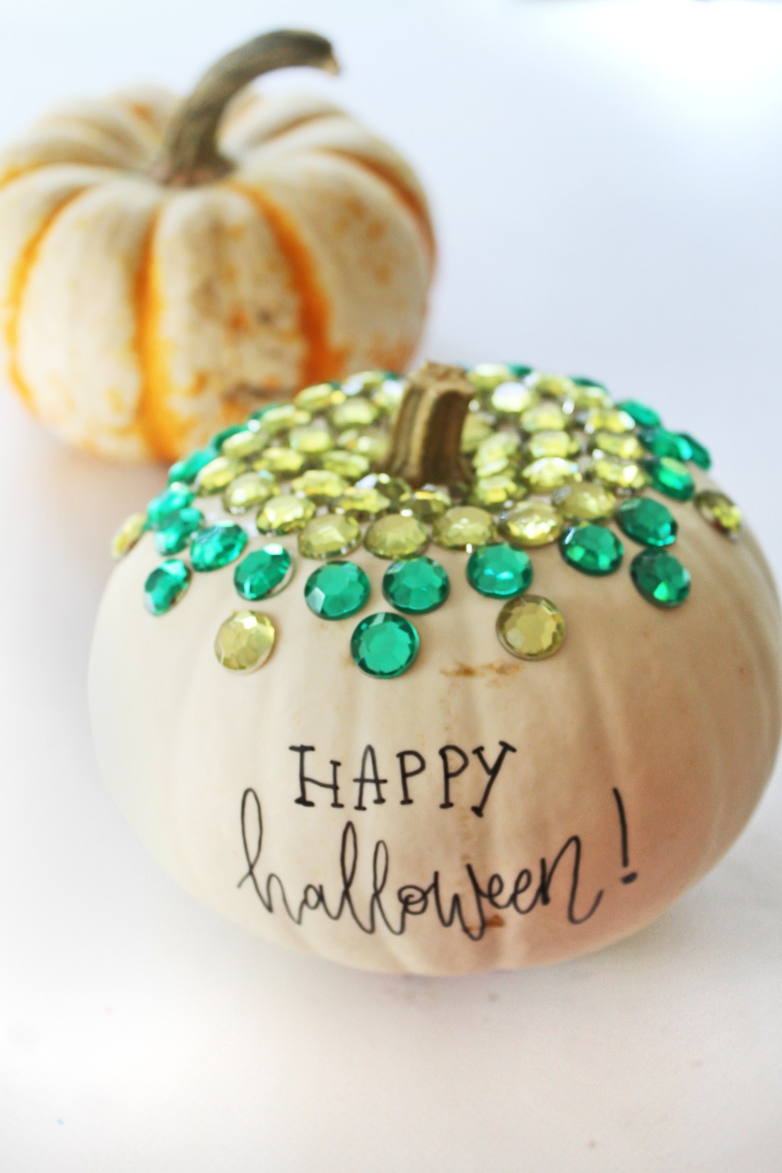 DIY Bling Pumpkins with a hand-lettered twist! Learn how to make these easy no-carve pumpkins with this tutorial from @studiokatie and @tombowusa #TombowUSA #halloweendiy #nocarvepumpkin