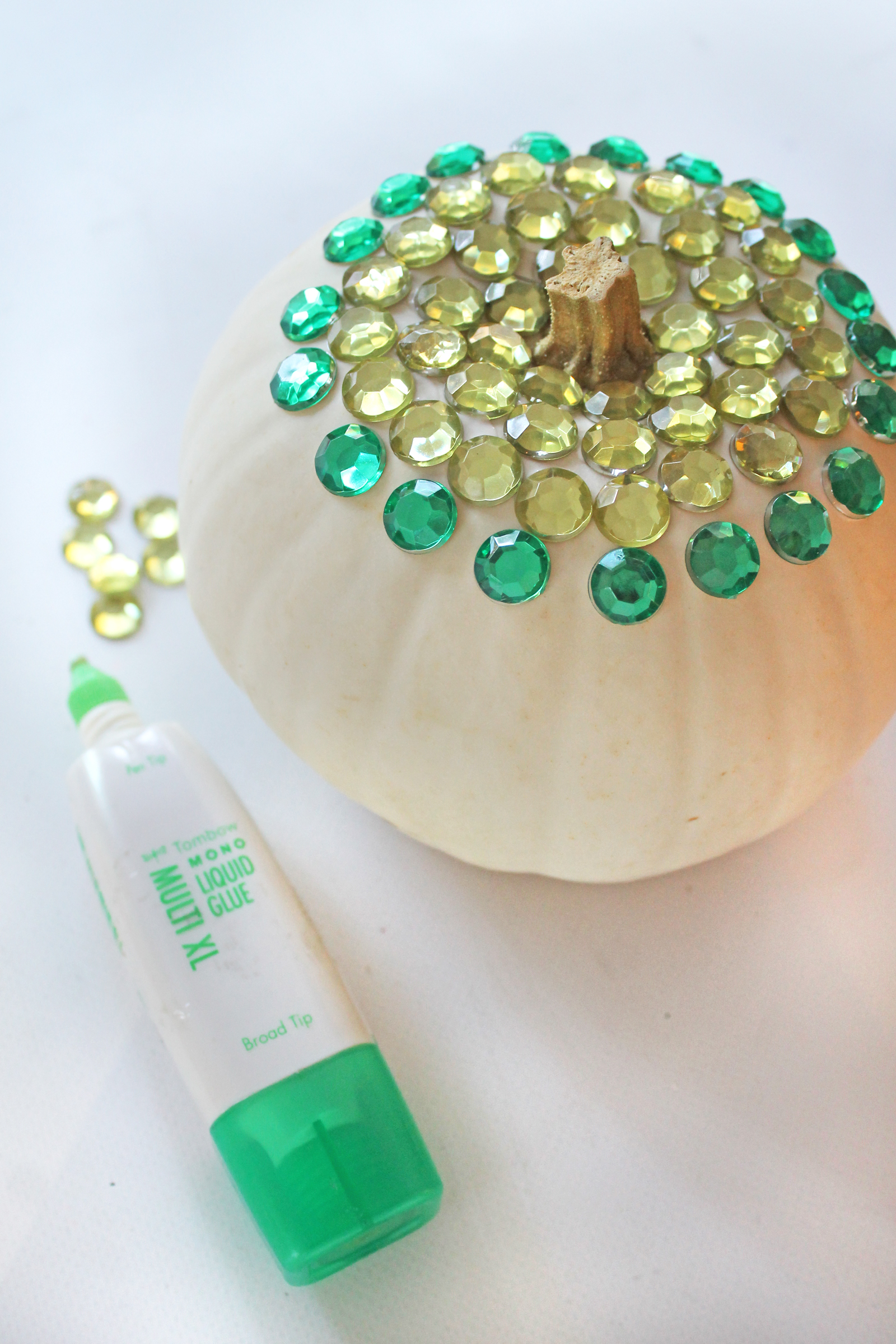 DIY Bling Pumpkins with a hand-lettered twist! Learn how to make these easy no-carve pumpkins with this tutorial from @studiokatie and @tombowusa #TombowUSA #halloweendiy #nocarvepumpkin