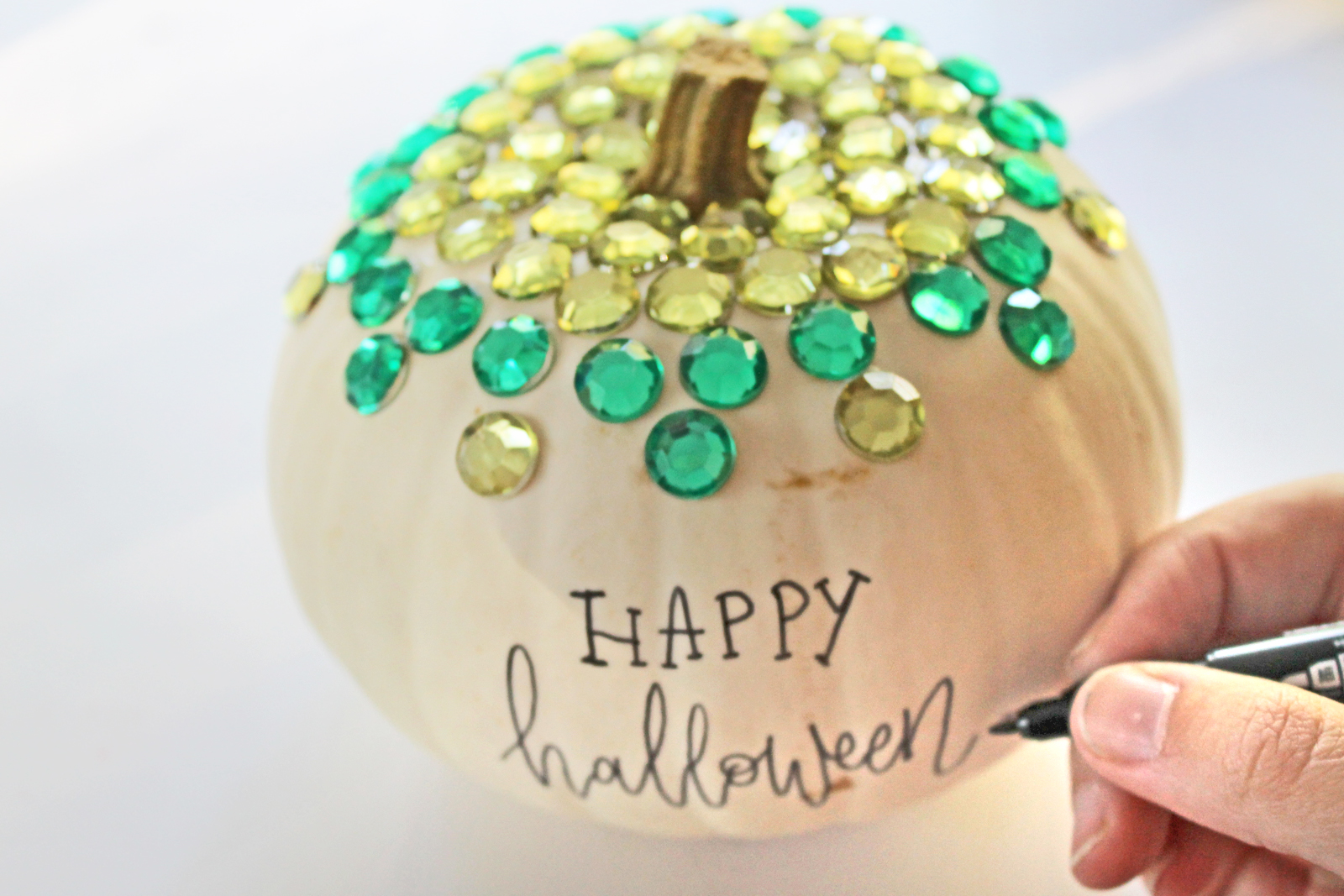 DIY Bling Pumpkins with a hand-lettered twist! Learn how to make these easy no-carve pumpkins with this tutorial from @studiokatie and @tombowusa #TombowUSA #halloweendiy #nocarvepumpkin