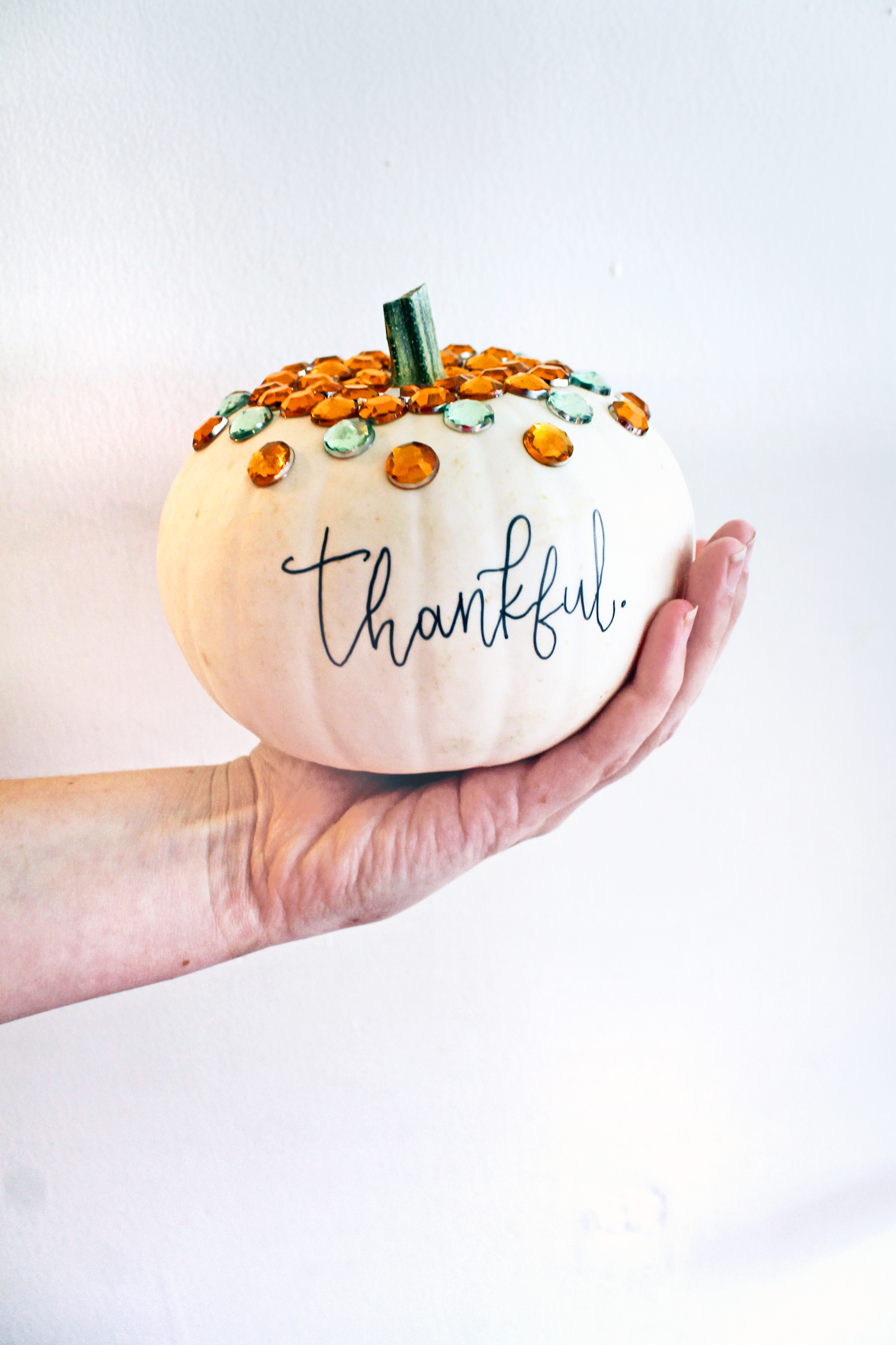 DIY Bling Pumpkins with a hand-lettered twist! Learn how to make these easy no-carve pumpkins with this tutorial from @studiokatie and @tombowusa #TombowUSA #halloweendiy #nocarvepumpkin