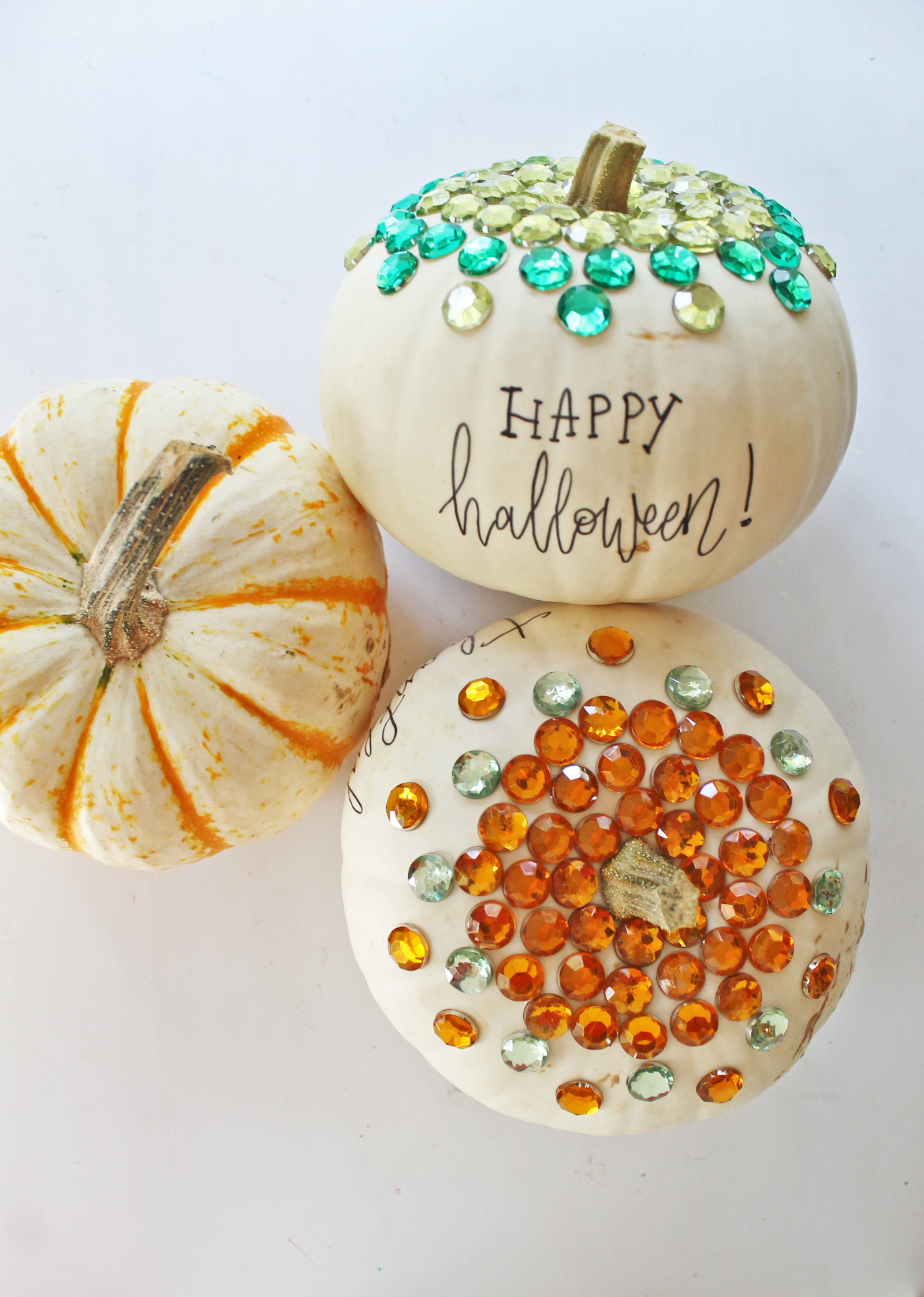 DIY Bling Pumpkins with a hand-lettered twist! Learn how to make these easy no-carve pumpkins with this tutorial from @studiokatie and @tombowusa #TombowUSA #halloweendiy #nocarvepumpkin