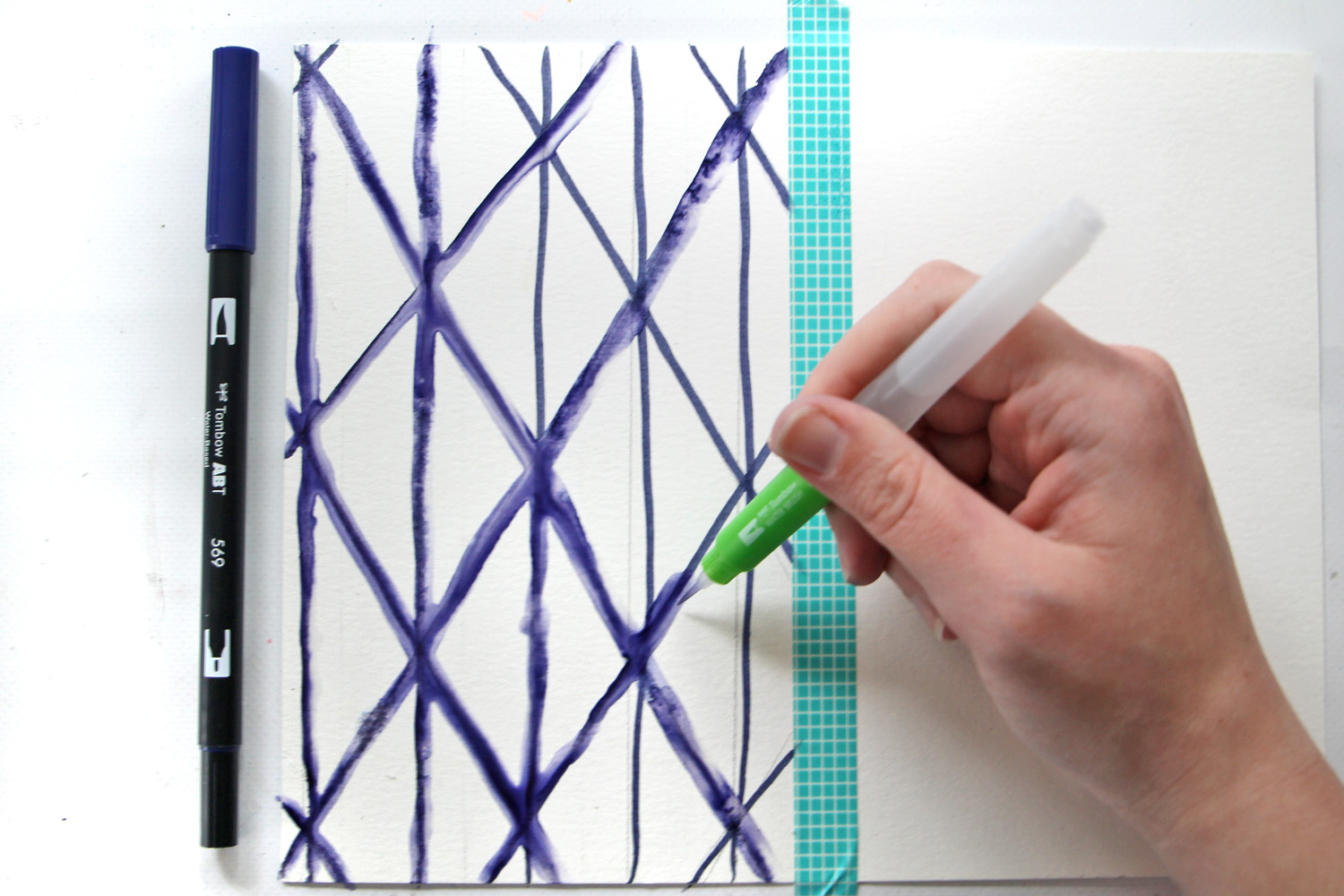 Learn 3 ways to paint Watercolor Shibori Designs using @tombowusa Dual Brush Pens, following this tutorial by @studiokatie #tombowusa #tombow #pantoneclassicblue