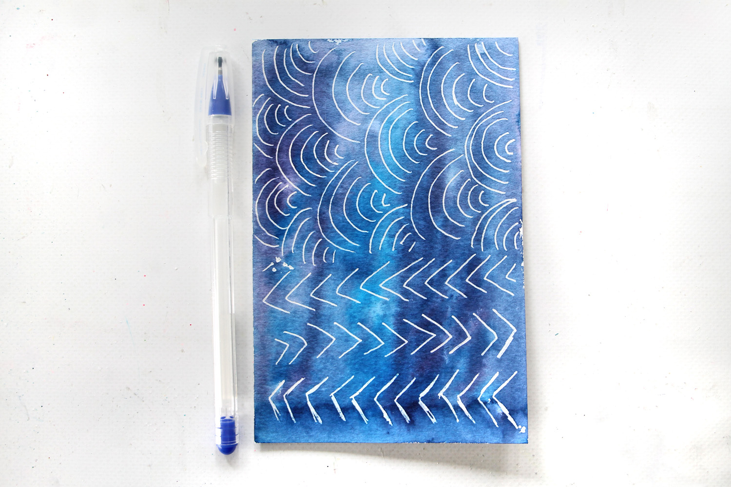 Learn 3 ways to paint Watercolor Shibori Designs using @tombowusa Dual Brush Pens, following this tutorial by @studiokatie #tombowusa #tombow #pantoneclassicblue