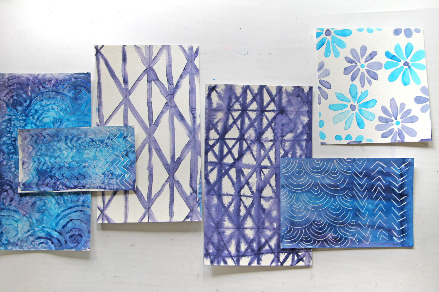 Learn 3 ways to paint Watercolor Shibori Designs using @tombowusa Dual Brush Pens, following this tutorial by @studiokatie #tombowusa #tombow #pantoneclassicblue